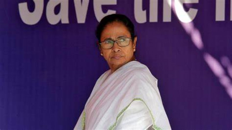 Calcutta University Professor held on charges of threatening to kill Mamata