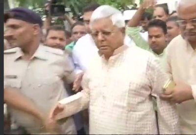 Lalu Yadav surrendered before Ranchi court today- Rabri, Tejashwi to present before court in Railway tender case tomorrow