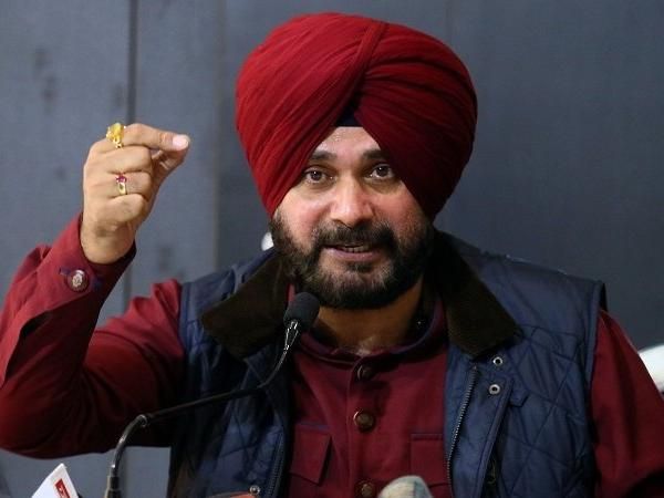 Slammed  by party members over 'Captain' jibe, Navjot Singh Sidhu asserts he 'loves' Captain Amarinder Singh