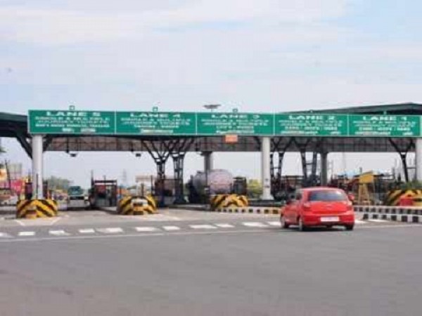 protesting farmers detained in Aligarh for trying to make highway toll plazas toll-free