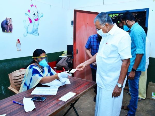 केरल स्थानीय निकाय चुनाव प्रगति पर मुख्यमंत्री पिनाराई ने डाले  वोट