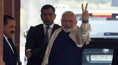 PM Modi pose with victory sign: Gujarat & Himachal Pradesh