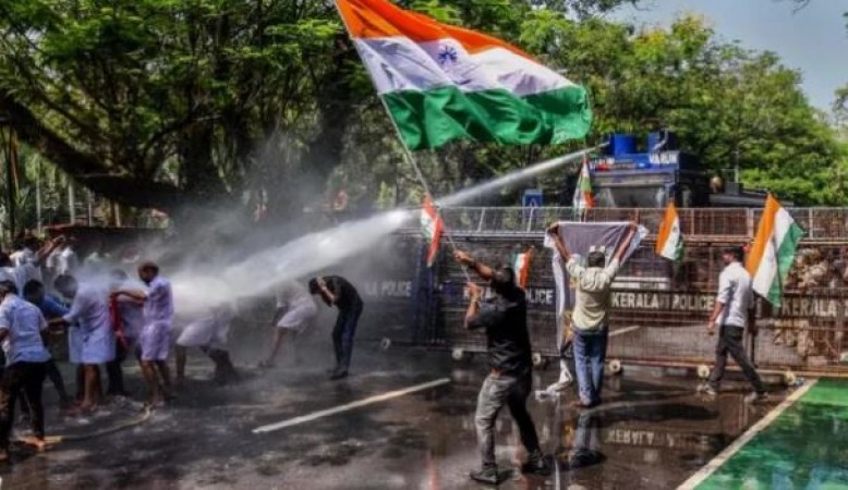 केरल में विरोध प्रदर्शन कर रही कांग्रेस की पुलिस से झड़प, शशि थरूर बोले- पुलिस ने सभी प्रोटोकॉल तोड़े, मेरा चेहरा अब भी जल रहा