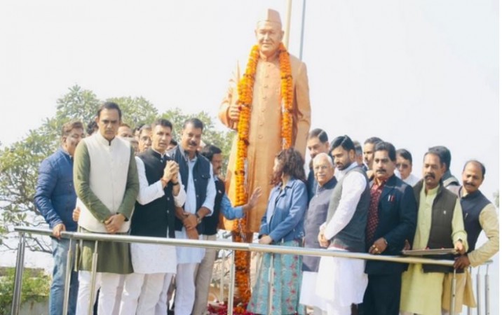 Congress Leaders Pay Tribute to Late Ex-President Dr. Shankar Dayal Sharma on Death Anniversary