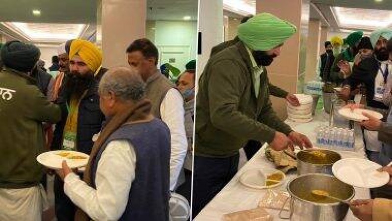 Ministers join Farmer union leaders to share langar food at Vigyan Bhawan