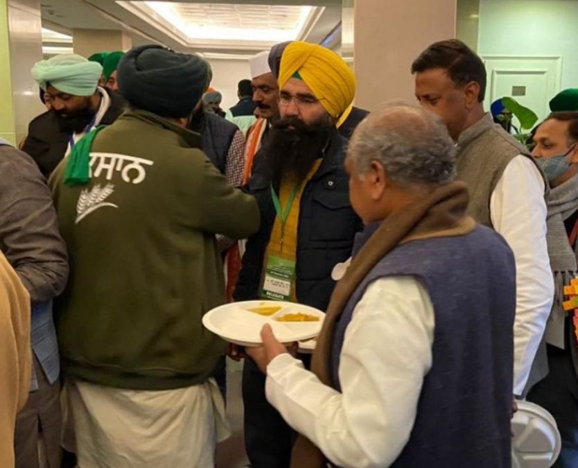 Ministers join Farmer union leaders to share langar food at Vigyan Bhawan