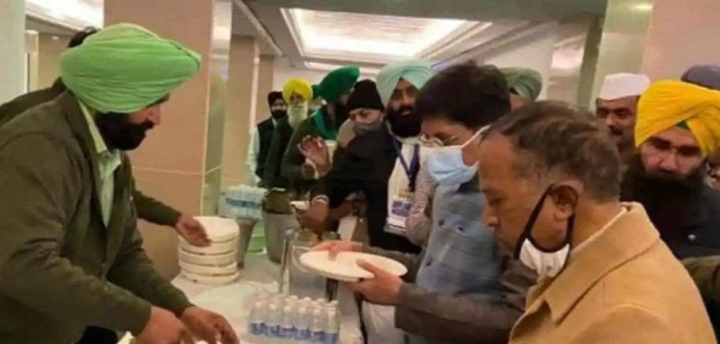 Ministers join Farmer union leaders to share langar food at Vigyan Bhawan