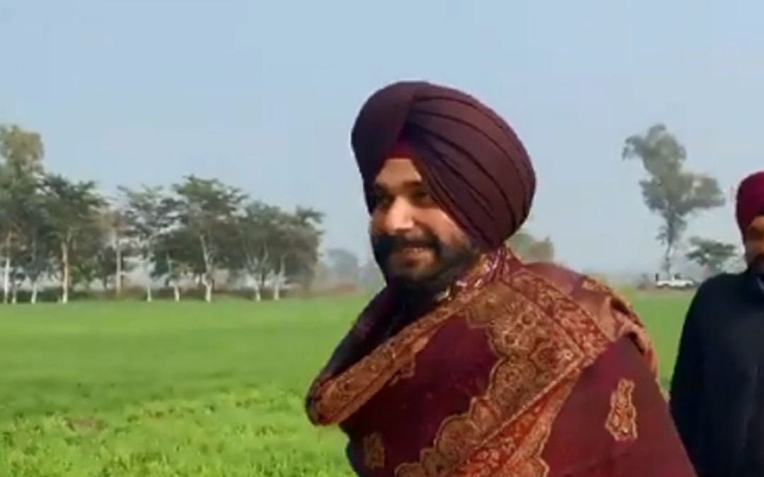 Navjot Singh Sidhu apologises for wearing shawl with Sikh religious symbols