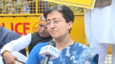 LOP Aatishi stages Dharna as AAP’s suspended MLAs denied entry to Delhi Assembly