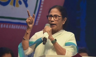 Mamata Banerjee slams Centre for discontinuing students' grant