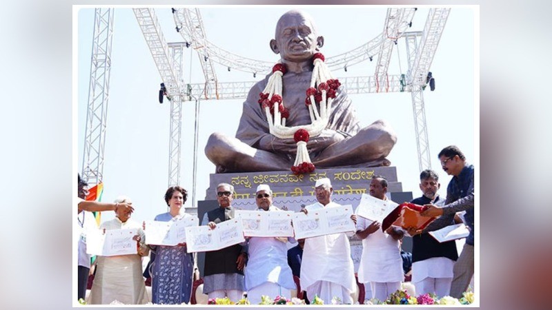 Belagavi: Kharge Unveils Mahatma Gandhi Statue, Stresses Need for Protecting Consitution