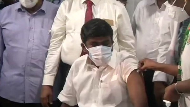 तमिलनाडु के स्वास्थ्य मंत्री विजयभास्कर को लगाया गया कोरोना का टीका
