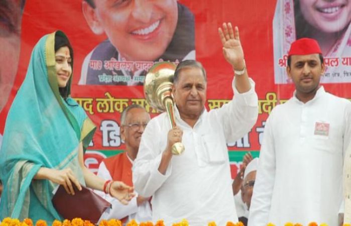 Akhilesh and Dimple to open Heritage Hotel, Mulayam to Open Library