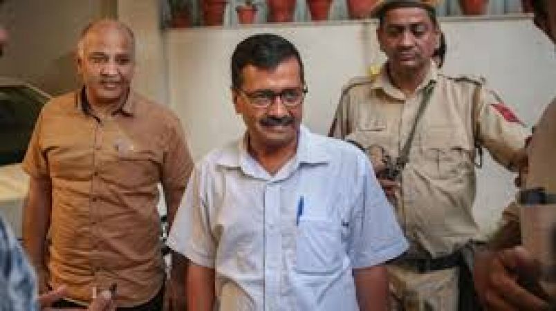 Kejriwal meets P Chidambaram to thank him for counsel Delhi Govt.vs L-G case