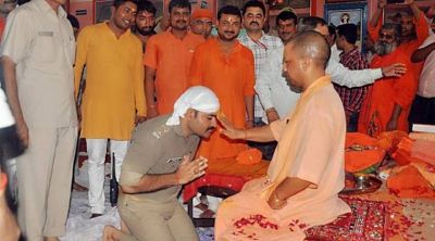 Cop kneels down before Yogi, triggers the debate on social media