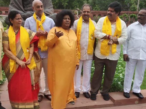 Shivaprasad turns into Satya Sai Baba to support Andhra Pradesh's special status demand