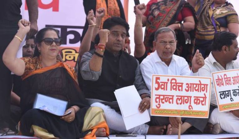 BJP leaders sit on dharna at Delhi Secretariat, started a hunger strike