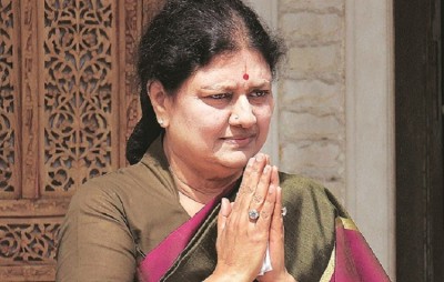 Sasikala talks with prominent AIADMK cadres and leaders during TN visit