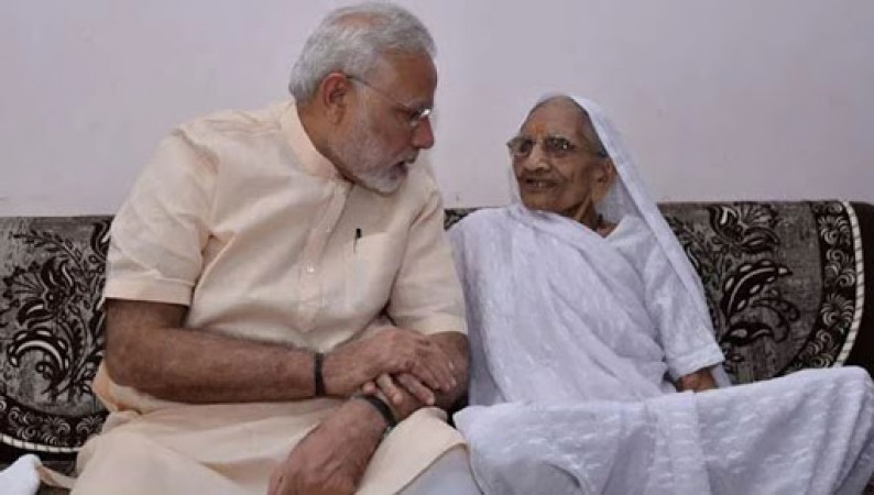 प्रधानमंत्री नरेंद्र मोदी की मां हीरा बेन को लगी कोरोना वैक्सीन की पहली डोज