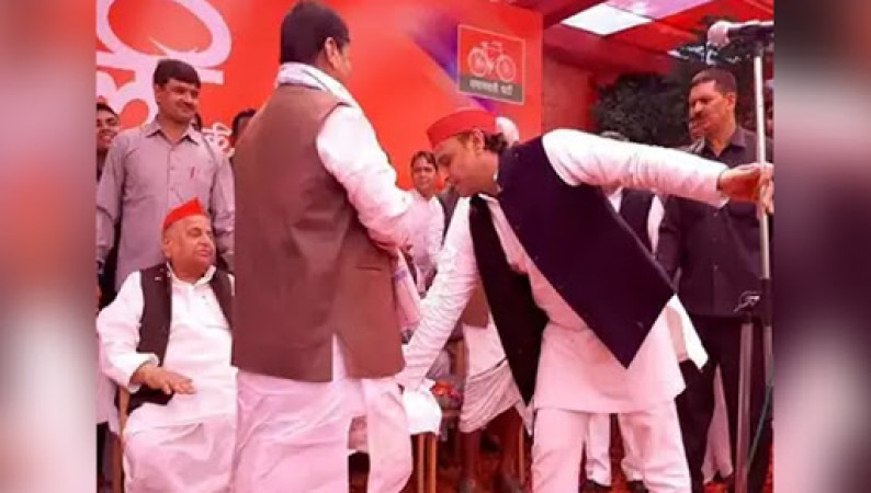 Akhilesh touches Shivpal's feet on Holi after 4 years