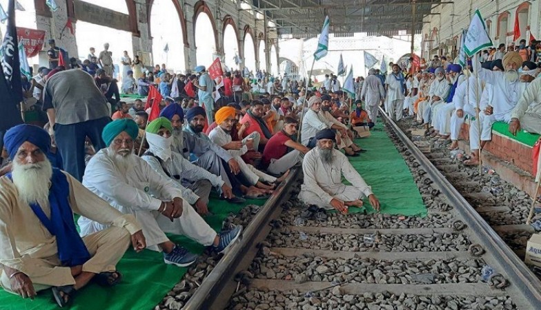 Farmers take out dharna on rail tracks near Amritsar after 169 days