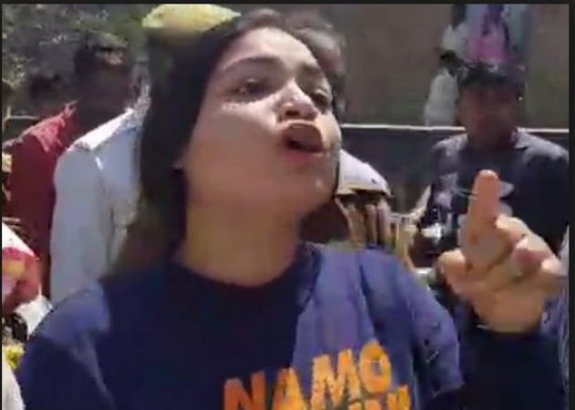 A college girl heckled on wearing ‘NaMO Again’ T-Shirt by Congress workers