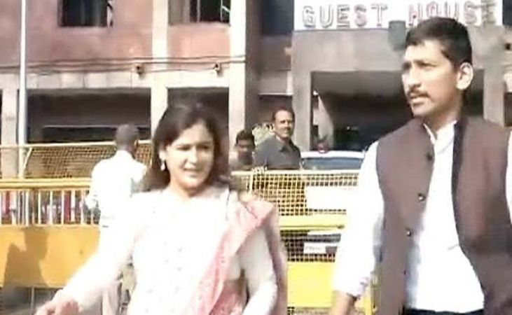 Mulayam Singh's Daughter-in-law Aparna Yadav Met Yogi Adityanath