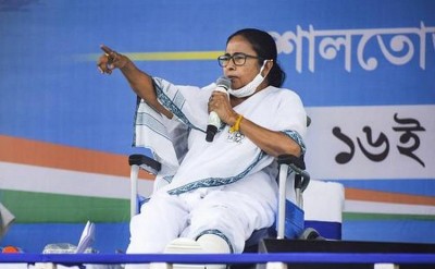 BJP distributing money among people, bringing in ''hired goons'' from outside states: Mamata Banerjee