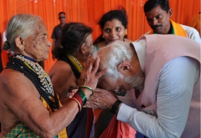PM Modi blessed by  Padma awardees Tulsi Gowda, Sukri Bommagowda