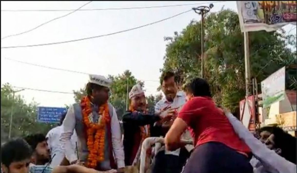 Arvind Kejriwal slapped by AAP supporter