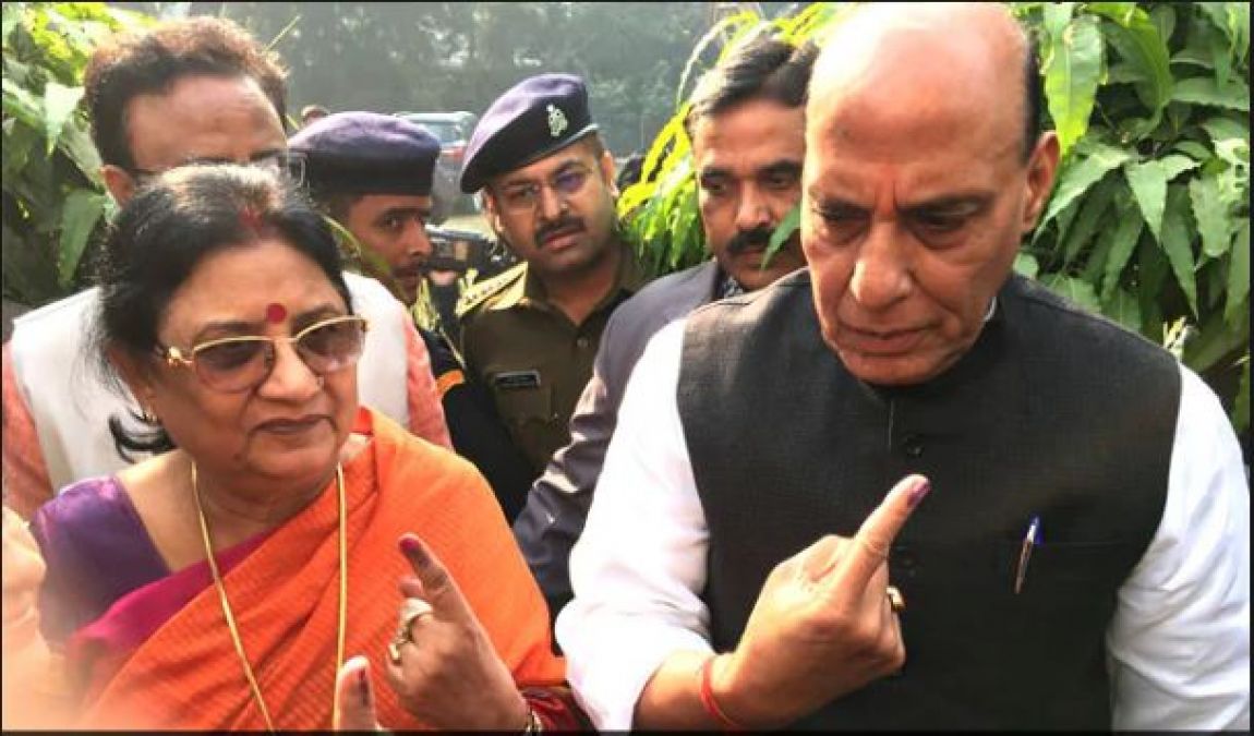 Home Minister Rajnath Singh casts his vote along with his family