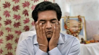Man tried to attack Kapil Mishra who is on Hunger strike