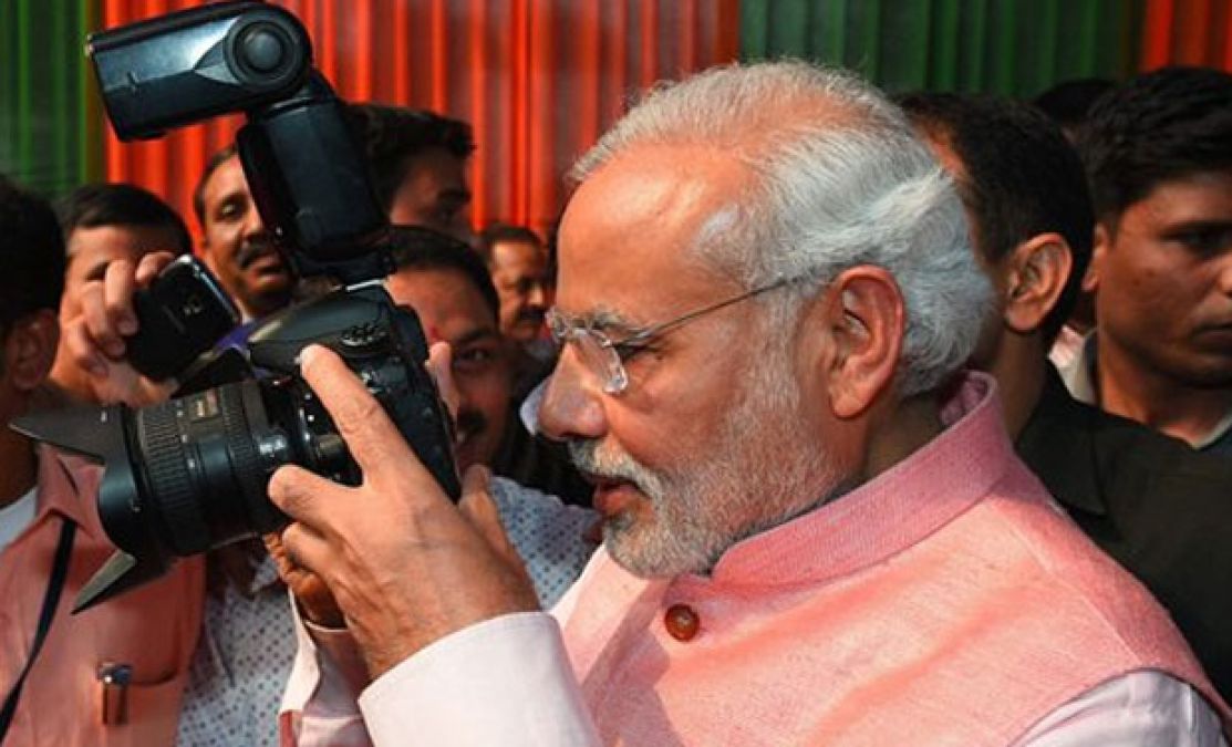 Modi invented Digital camera, email : Shahid Siddiqui takes dig on PM over his digital camera remark