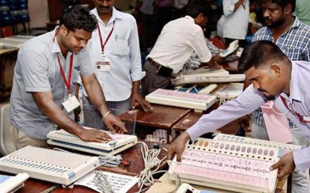Voting Session delays in Delhi because of Faulty VVPATs