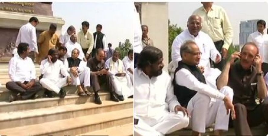 Karnataka:Congress MLAs and leaders protest at Mahatma Gandhi's statue
