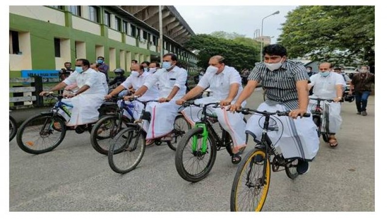 केरल के विपक्षी विधायकों ने विधानसभा में  साइकिल की सवारी कर विरोध जताया