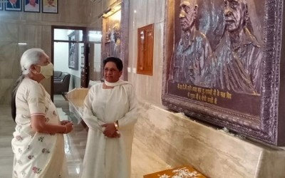 Anandiben Patel meets Mayawati, offers condolences on her mother's demise