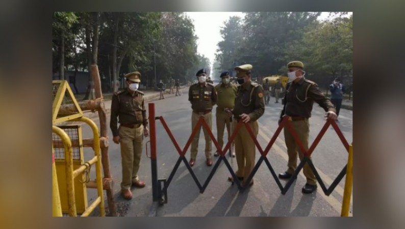Lucknow: Heavy number of policefoce deployed outside residence of Akhilesh Yadav