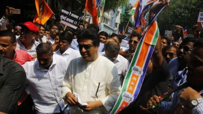 Raj Thackeray Rally against Railway pulls together Mumbaikar