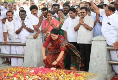 Sasikala pays heartfelt tribute at Jayalalithaa's memorial