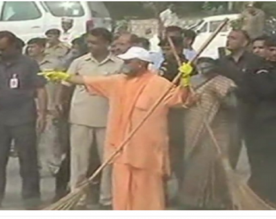 CM Yogi Adityanath took the broom to clean Taj Mahal