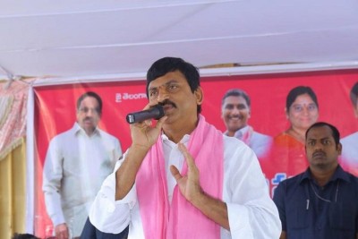 TRS leaders file complaint against Eatala with Chief Electoral Officer