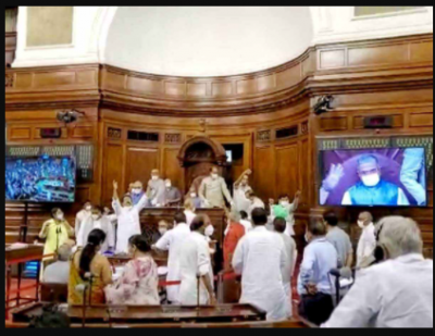 Opposition parties are protesting against the farmers' bill in the Rajya Sabha