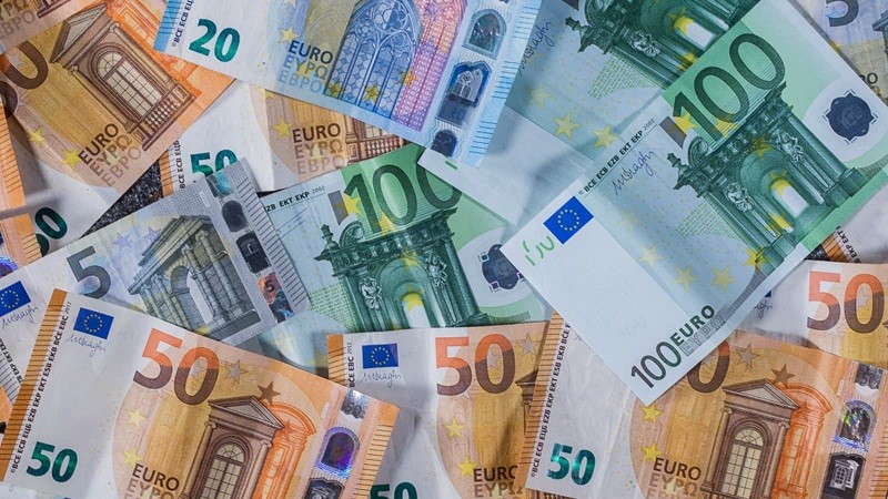 यूरोपीय संघ ने यूक्रेन शरणार्थियों को यूरो में अपनी मुद्रा का आदान-प्रदान करने की अनुमति देने का प्रस्ताव दिया