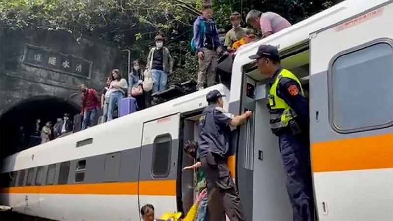 Train carrying 490 passengers derails in Taiwan, 51 dead and injuring dozens