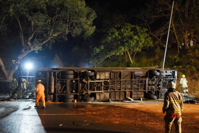 शेनयांग-हाइकु एक्सप्रेस-वे पर बड़ा हादसा, ट्रक यात्री बस से टकराया