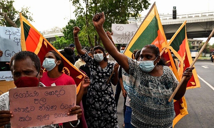 आर्थिक संकट पर विरोध के बीच श्रीलंका के कैबिनेट मंत्रियों ने दिया इस्तीफा
