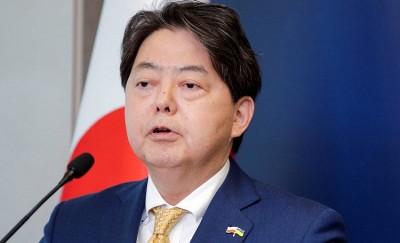 Japan’s FM brings back 20 Ukrainian refugees on special flight