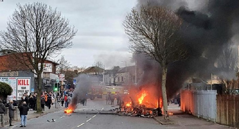 उत्तरी आयरलैंड दंगा, 19 अधिकारी घायल, पूरे इलाके में फैली हिंसा