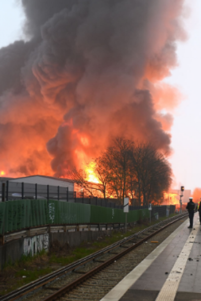 Germany: Smoke from the Hamburg fire halts trains and issues a warning